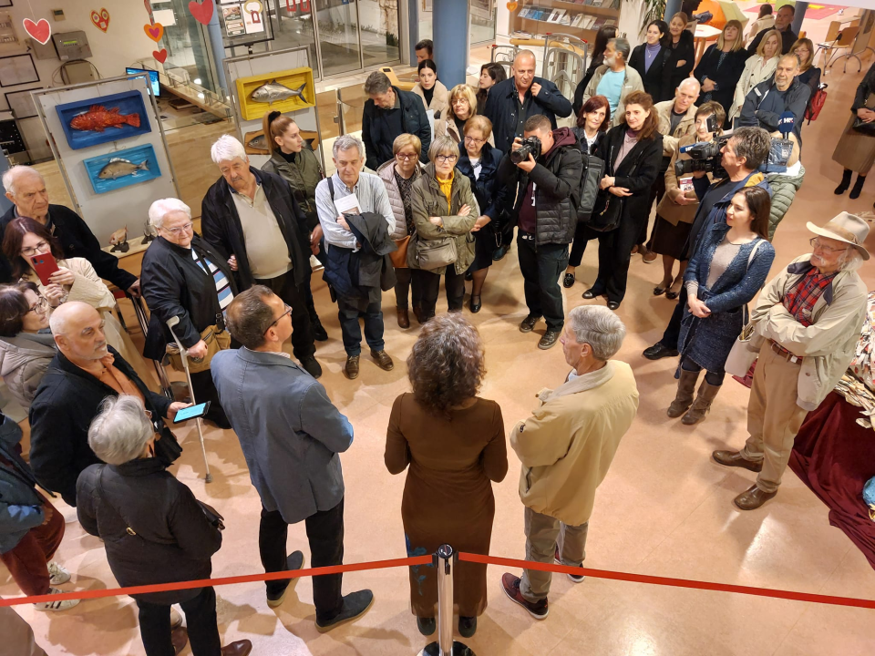 U knjižnici otvorena izložba skulptura od palminog drva Branka Kronje i Frane Stančića