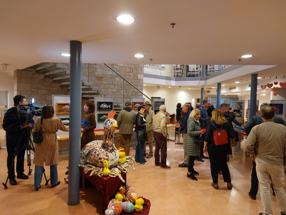 U knjižnici otvorena izložba skulptura od palminog drva Branka Kronje i Frane Stančića