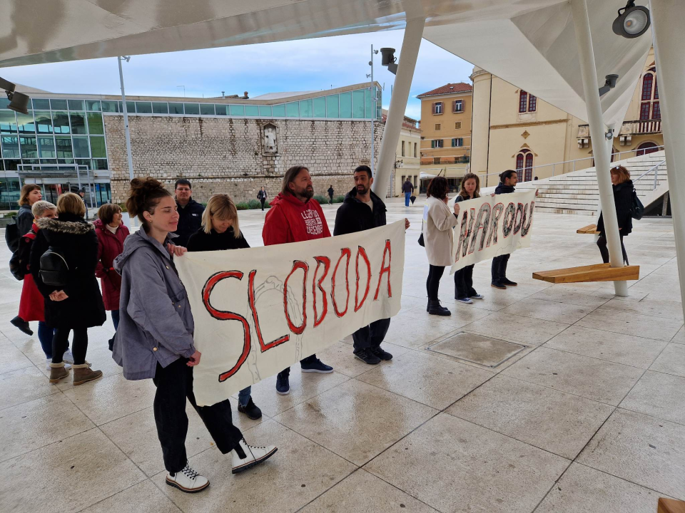 Kontraprosvjednici držali transparent 'Sloboda narodu', molitelji se pojačali 'vodičkim umjetnikom' Matešom 