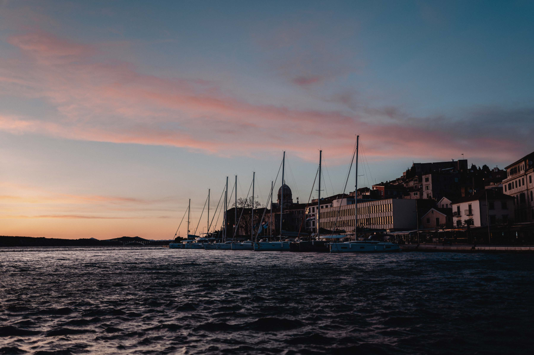 U očaravajućem zalasku uz orkansku buru neki su uživali u kratkim hlačama