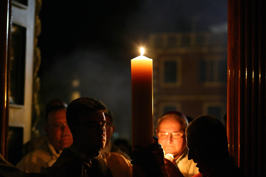 Biskup predvodio vazmeno bdijenje, četiri para vjenčana