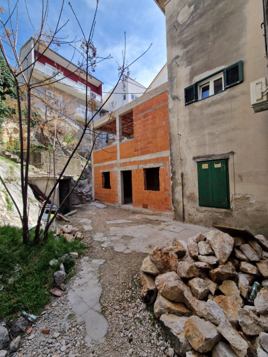 Prodaje se prostrani stan na jedinstvenoj lokaciji u centru Šibenika!