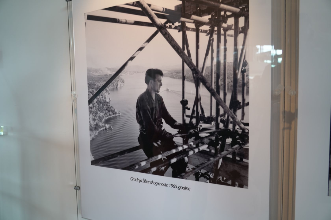 U knjižnici otvorena izložba novinske fotografije Slobodne Dalmacije '80 godina u objektivu'