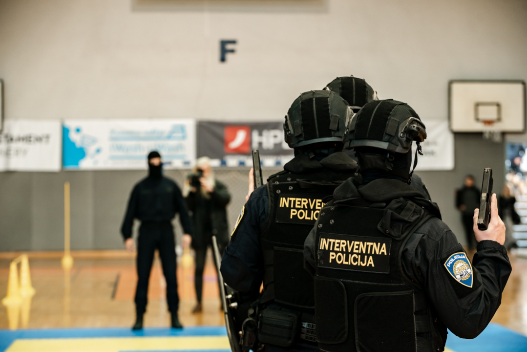 Tribine na Baldekinu pune, policija zauzela teren: Tko želi postati policajac?