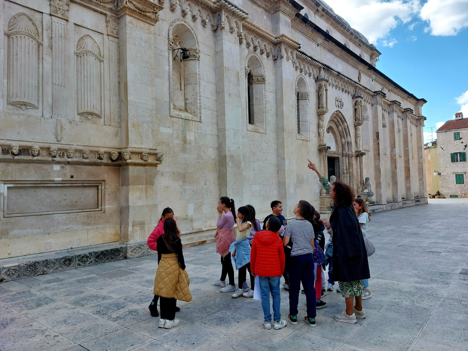 Učenici OŠ Fausta Vrančića u edukativnoj šetnji kroz Šibenik