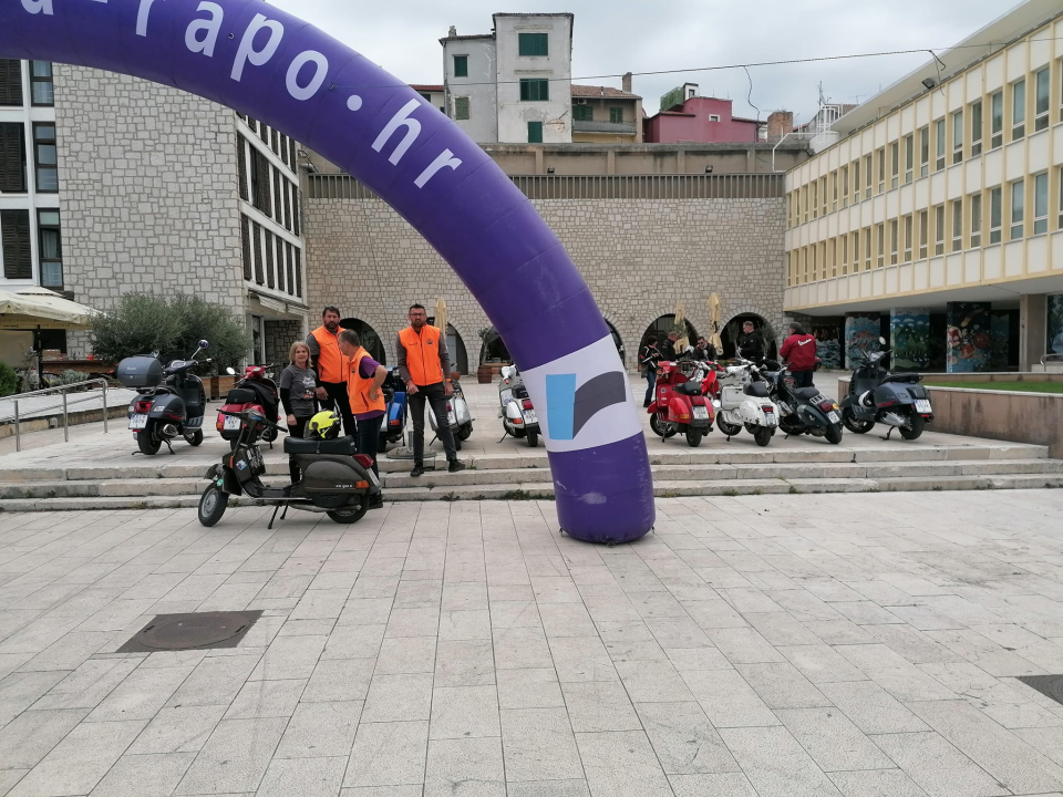 Stotinjak zaljubljenika u Vespe na šibenskoj rivi: Napravit će i đir do Drniša 