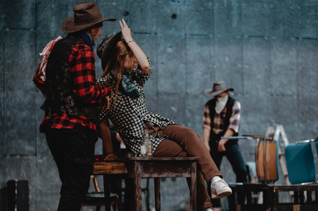 Premijera šibenske 'dice': Diletanti se u 'Kaubojima' natječu za Warholovih petnaest minuta slave 