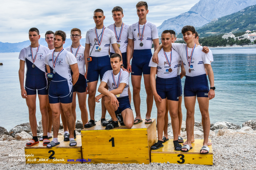 Veslači Krke u Makarskoj na Kupu Dalmacije osvojili 14 medalja
