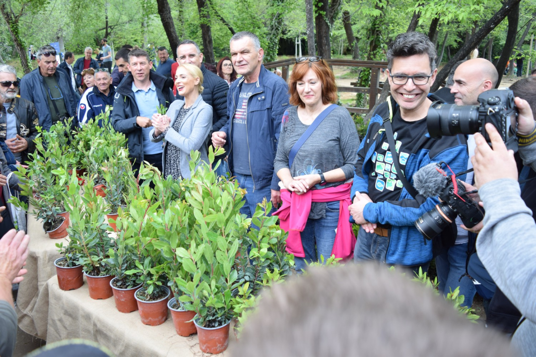 NP Krka pridružio se europskoj akciji 'Rastemo zajedno', posjetiteljima podijelili tisuću sadnica