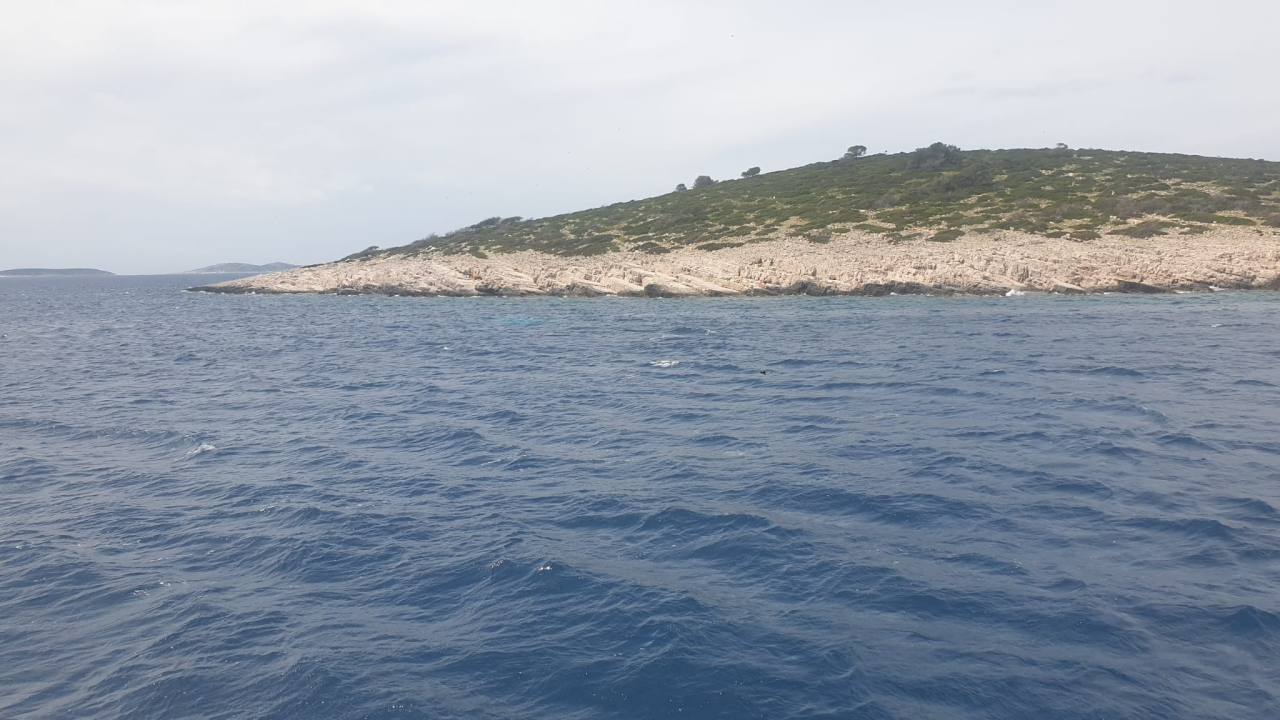 Koćarica se nasukala na hrid pa potonula u Zlarinskom kanalu: Posada prošla bez ozljeda 