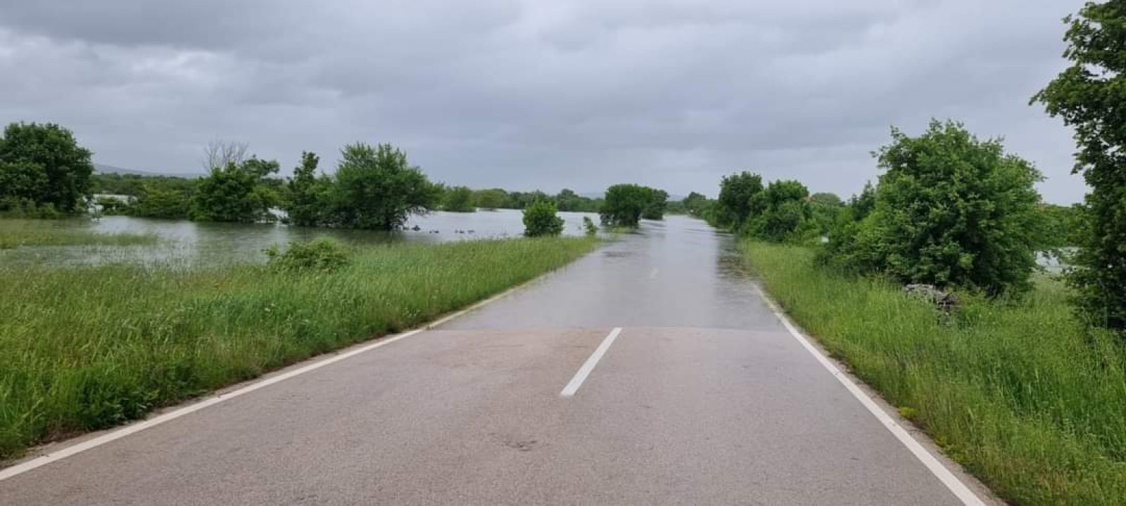 Poplava u naselju Torbice, zapovjednik Dukić: 'Probili smo kanal i postavili zečje nasipe ispred vrata kuća'