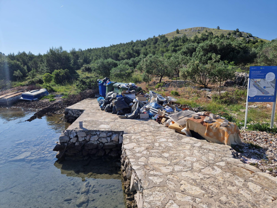 Turistička razglednica iz Kornata: Zašto i tamo ne bi bilo hrpe smeća...