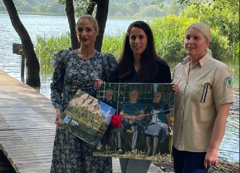 Krka spaja generacije: U NP 'Krka' ispunili želju posjetiteljici i poklonili joj staru bakinu fotografiju 