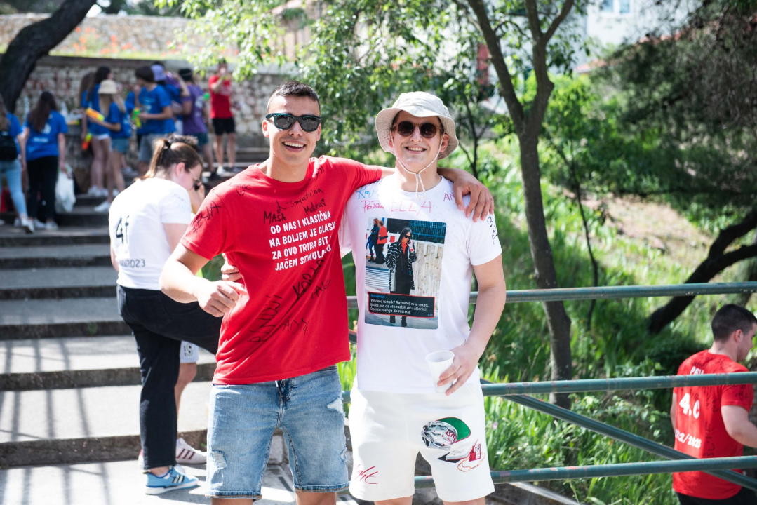 Danas je njihov dan: Maturanti se od jutra okupljaju ispred svojih škola