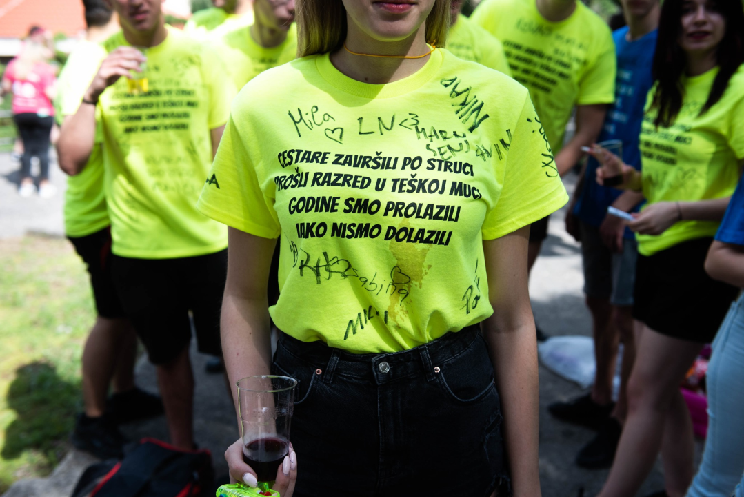 Danas je njihov dan: Maturanti se od jutra okupljaju ispred svojih škola