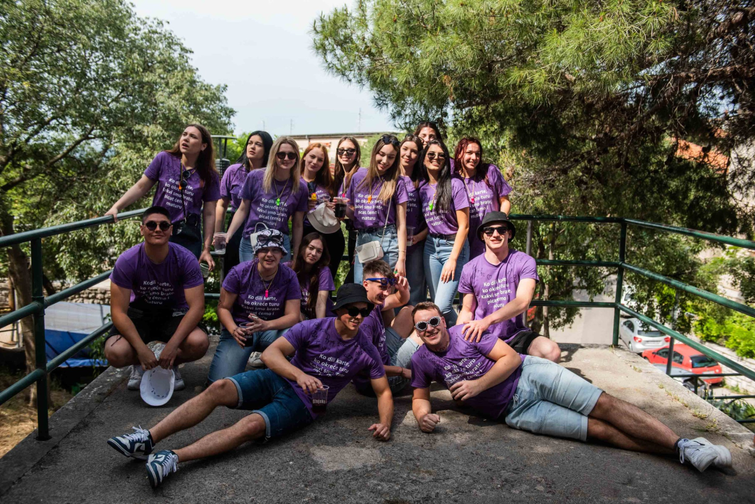 Danas je njihov dan: Maturanti se od jutra okupljaju ispred svojih škola