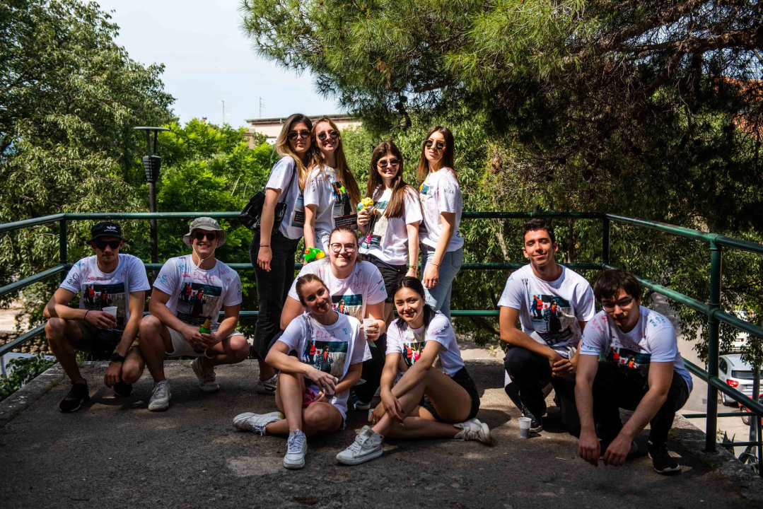 Danas je njihov dan: Maturanti se od jutra okupljaju ispred svojih škola