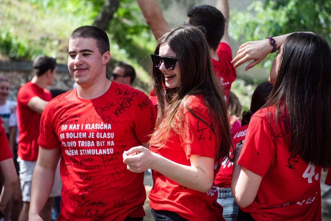 Danas je njihov dan: Maturanti se od jutra okupljaju ispred svojih škola