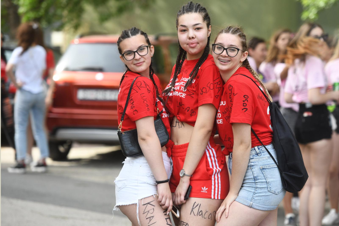 Danas je njihov dan: Maturanti se od jutra okupljaju ispred svojih škola