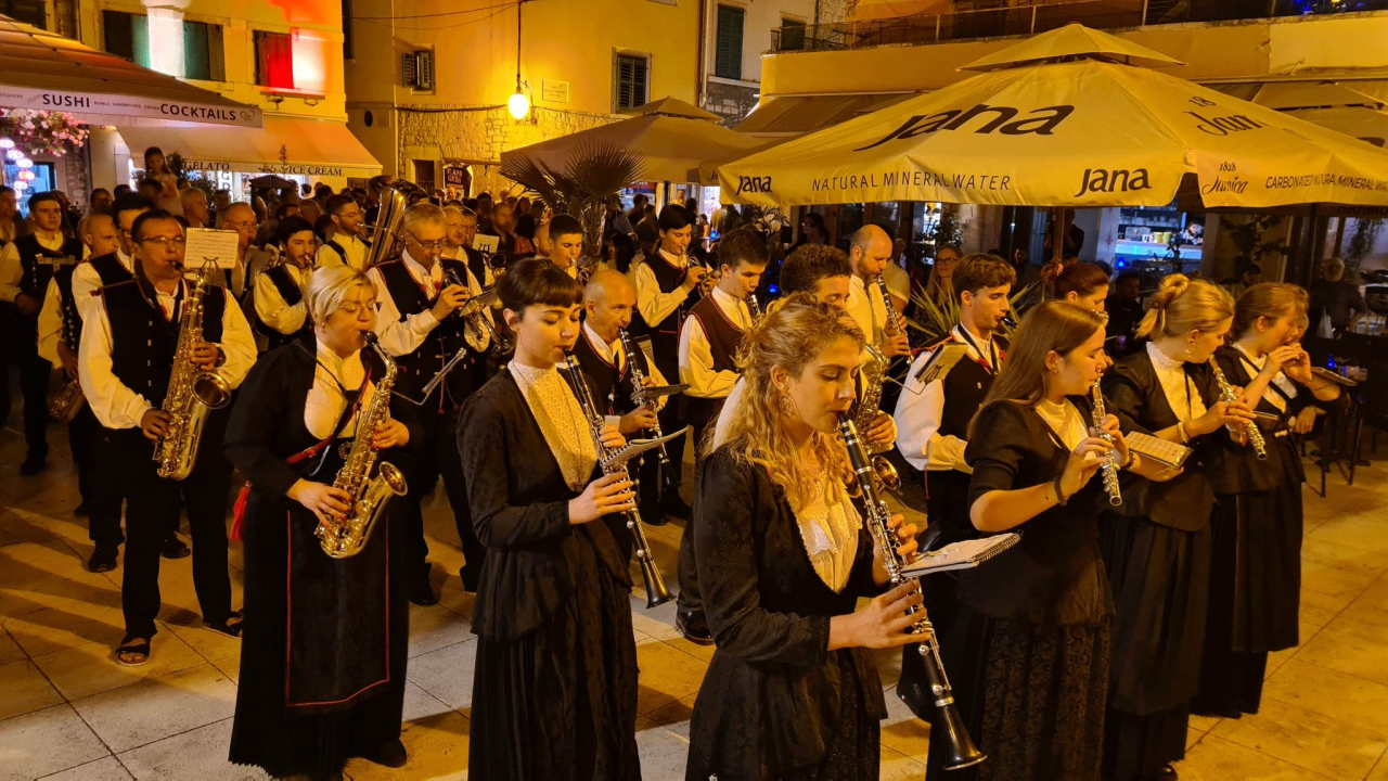 Šibenska narodna glazba nastupila ispred kazališta