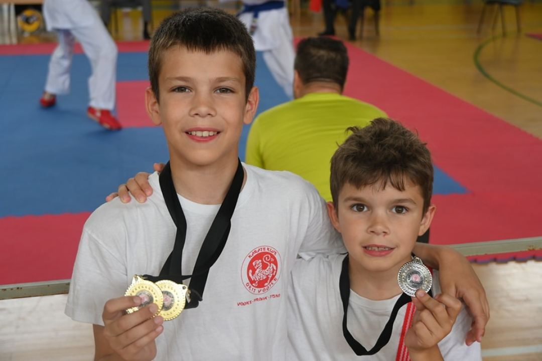 Vodički karataši osvojili 21 medalju i pehar 