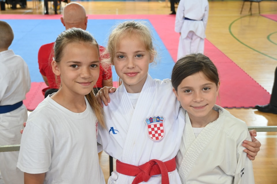 Vodički karataši osvojili 21 medalju i pehar 