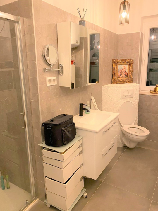 Prodaje se prekrasan kompletno renoviran stan na odličnoj lokaciji s pogledom na more!