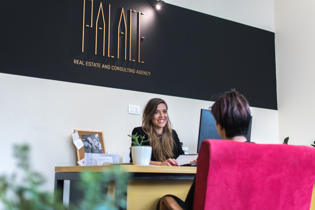 Prodaje se prekrasan kompletno renoviran stan na odličnoj lokaciji s pogledom na more!