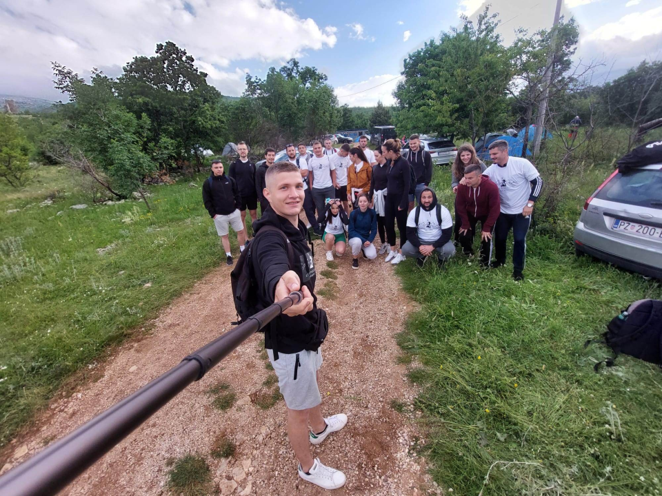 Kninjanin Ivan Džepina obišao 158 hrvatskih vrhova, a na posljednjem je zaprosio djevojku