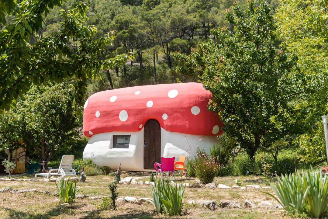 U Rupama postoji bajkovito selo u kojem možete spavati u gljivi ili bundevi