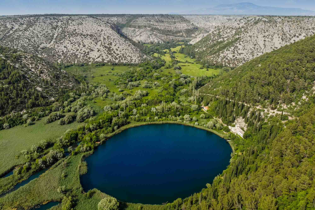 Biciklom, hodom ili brodom – načini su na koji možete obilaziti Nacionalni parka „Krka“!
