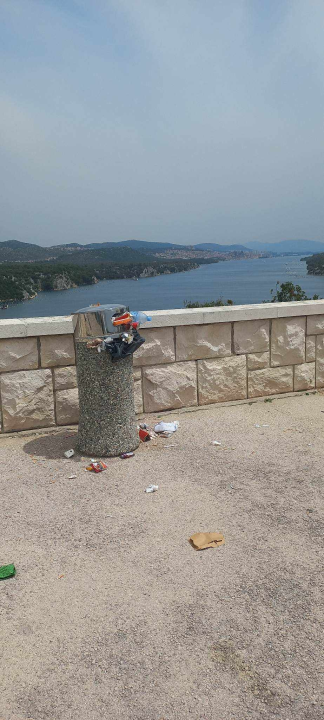Uz prepune kante smeća, sa Šibenskog mosta pruža se prekrasna panorama Šibenika