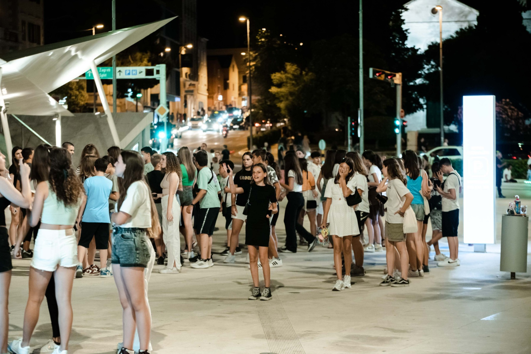 Šibenska noć napunila ulice ljudima koje je rasplesao bend Silente!