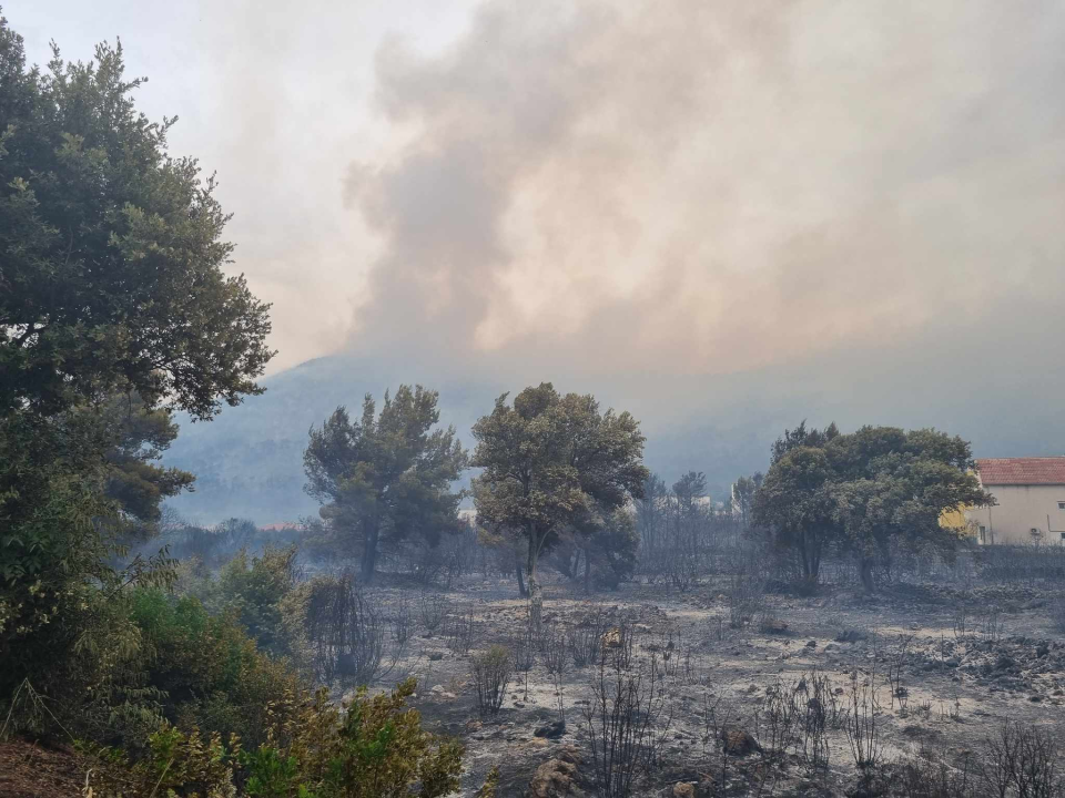 Objekti nisu ugroženi, vatrogasci ostaju na terenu cijelu noć