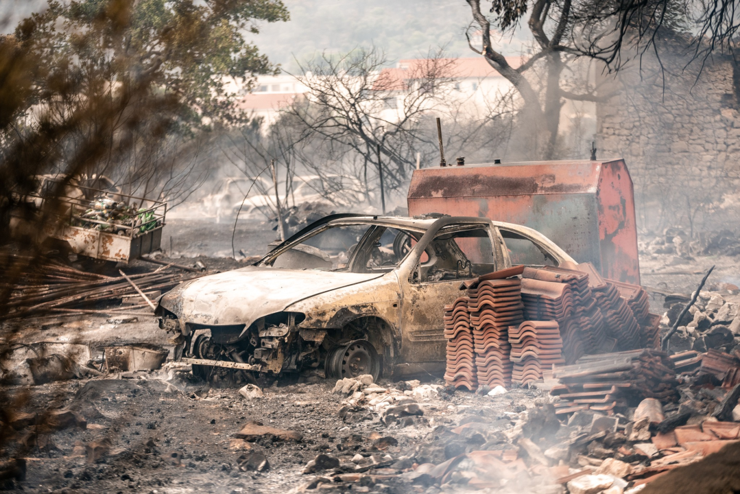 FOTOGALERIJA: Vatrogasci i stanovnici bore se s požarom u Grebaštici