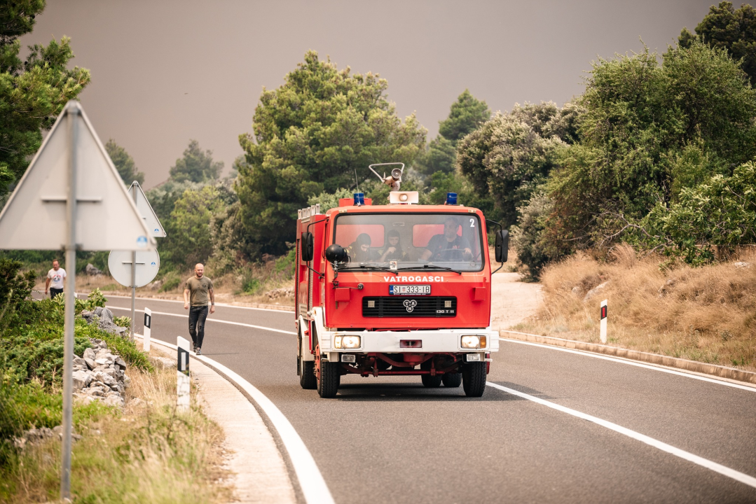 FOTOGALERIJA: Vatrogasci i stanovnici bore se s požarom u Grebaštici