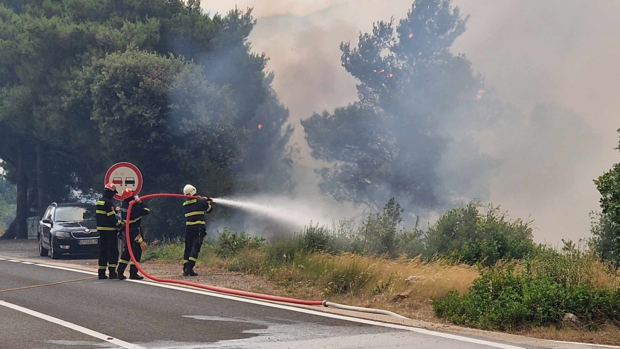 Objekti nisu ugroženi, vatrogasci ostaju na terenu cijelu noć