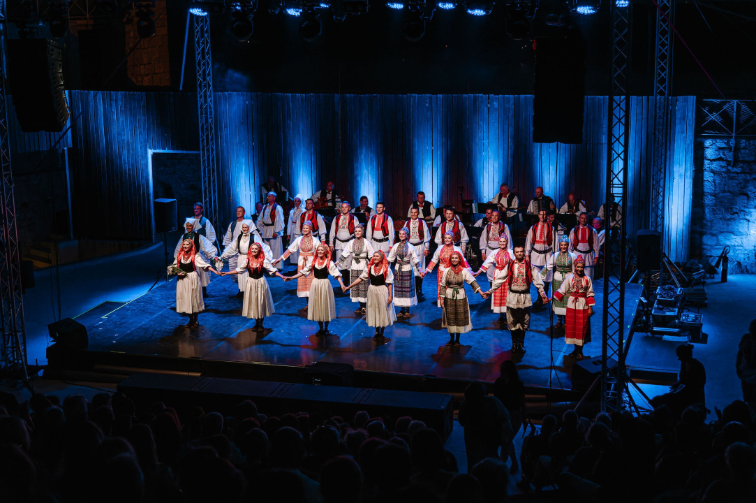 Raskoš i sjaj Ansambla Lado na Tvrđavi sv. Mihovila: Bogatstvo nošnji i spektakularni plesovi oduševili šibensku publiku