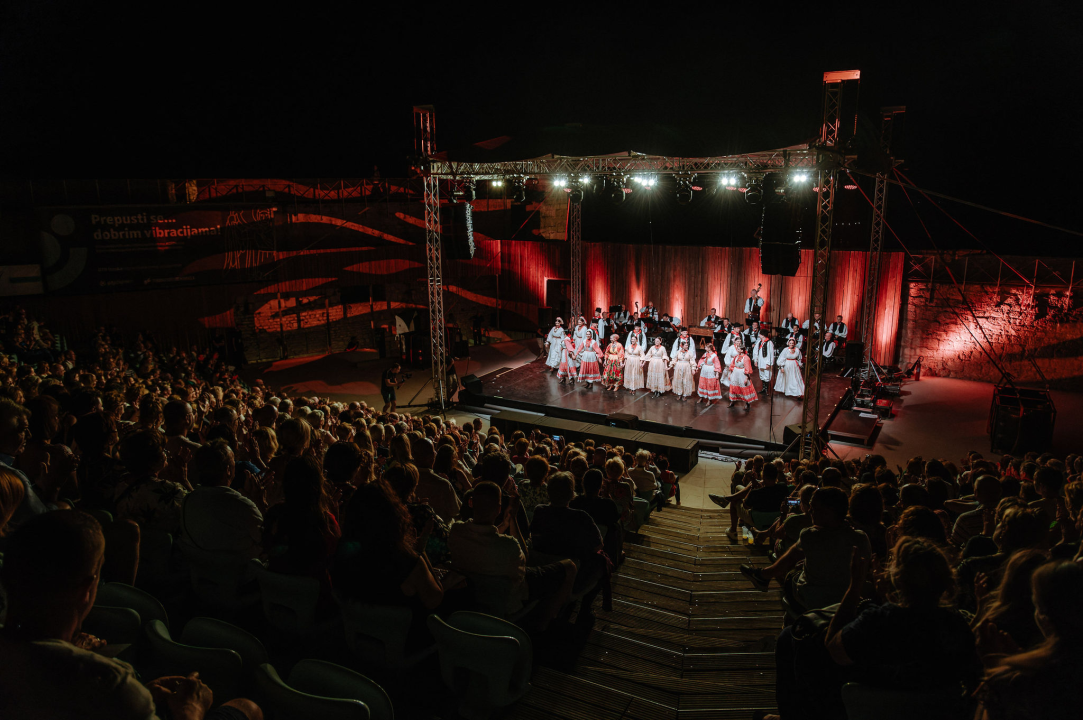 Raskoš i sjaj Ansambla Lado na Tvrđavi sv. Mihovila: Bogatstvo nošnji i spektakularni plesovi oduševili šibensku publiku