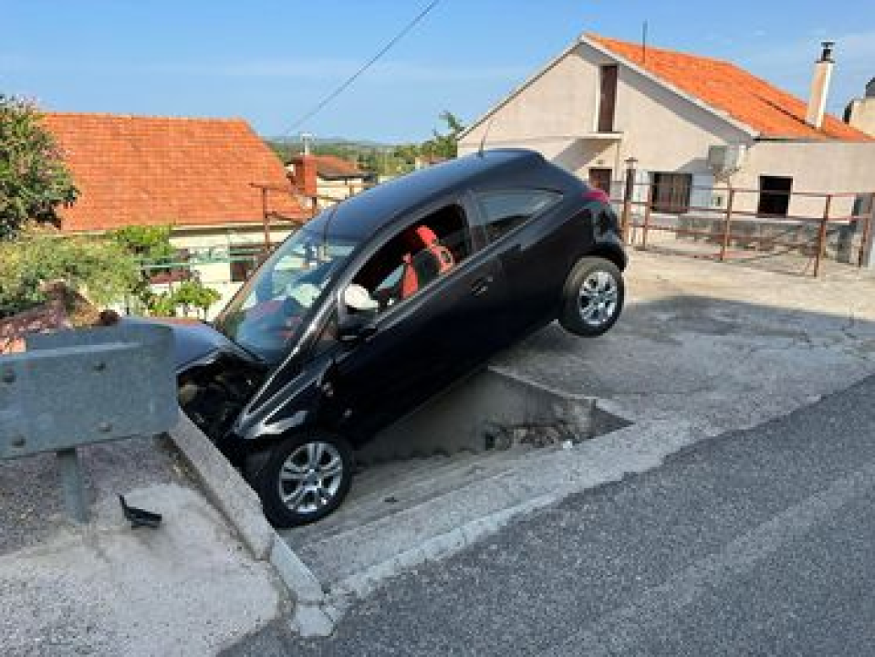 Automobil u Crnici sletio s ceste, vozač prevezen u bolnicu