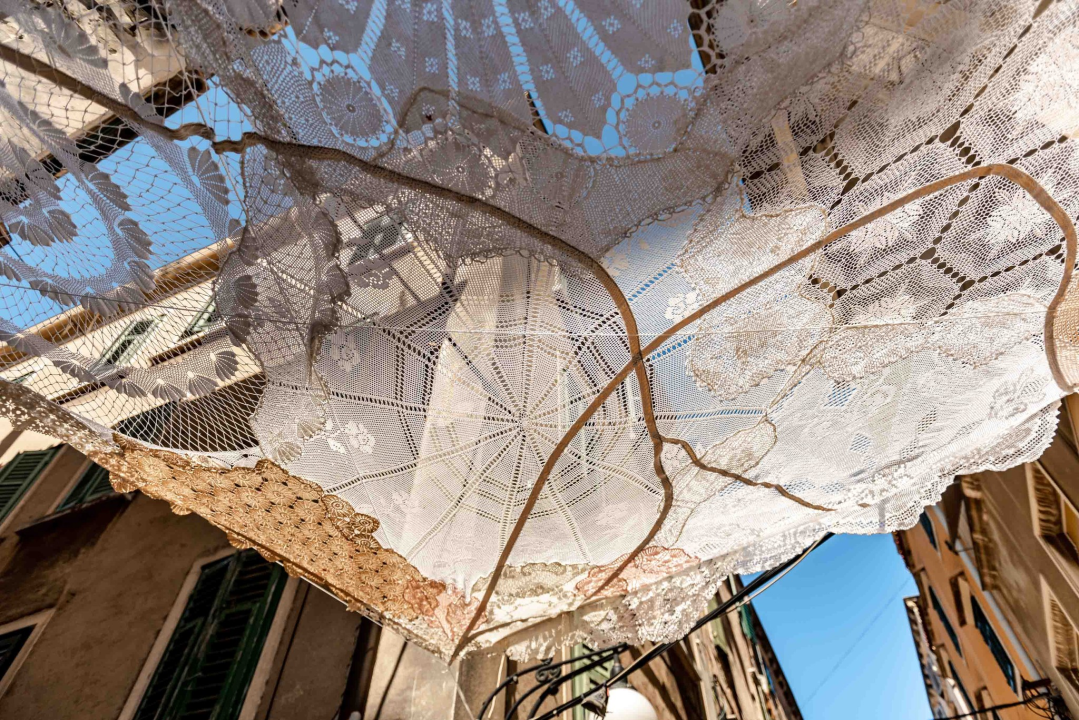 Čipkani tabletići zavijorili nad Masnom ulicom: 'Htjele smo ukazati na klimatske promjene i potrebu za hladom'