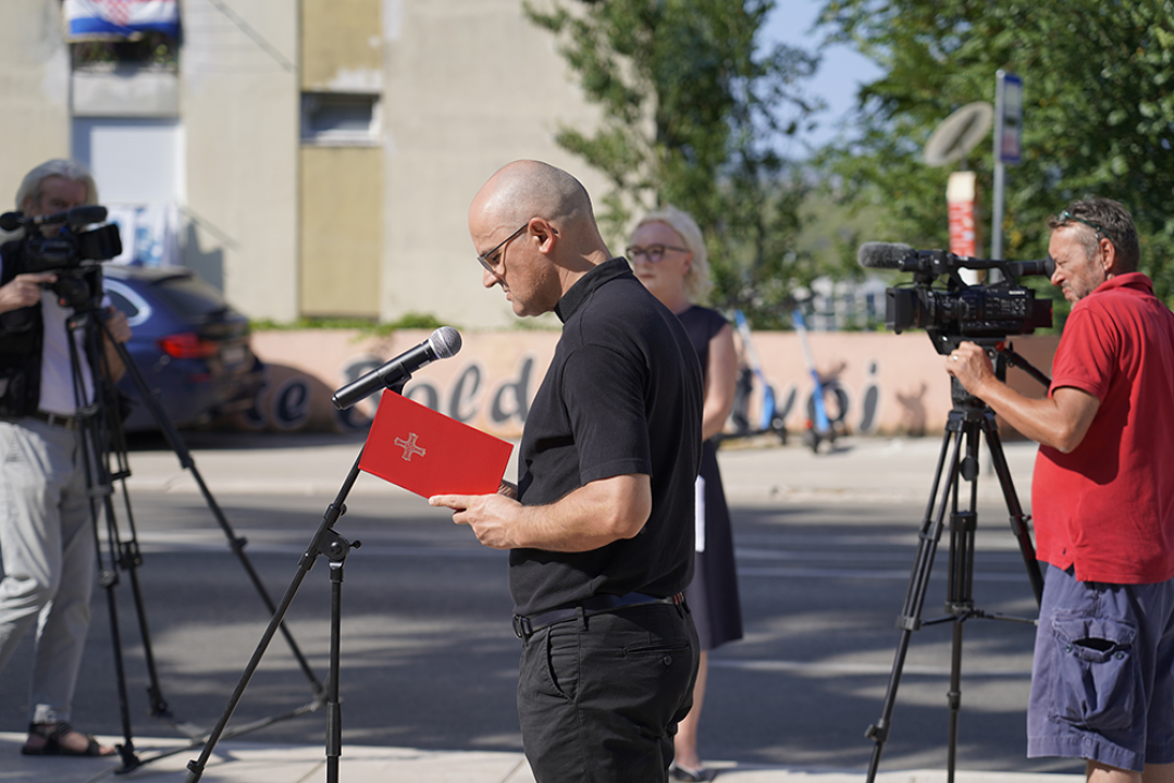 Položeni vijenci i zapaljene svijeće na Kvanju i Baldekinu