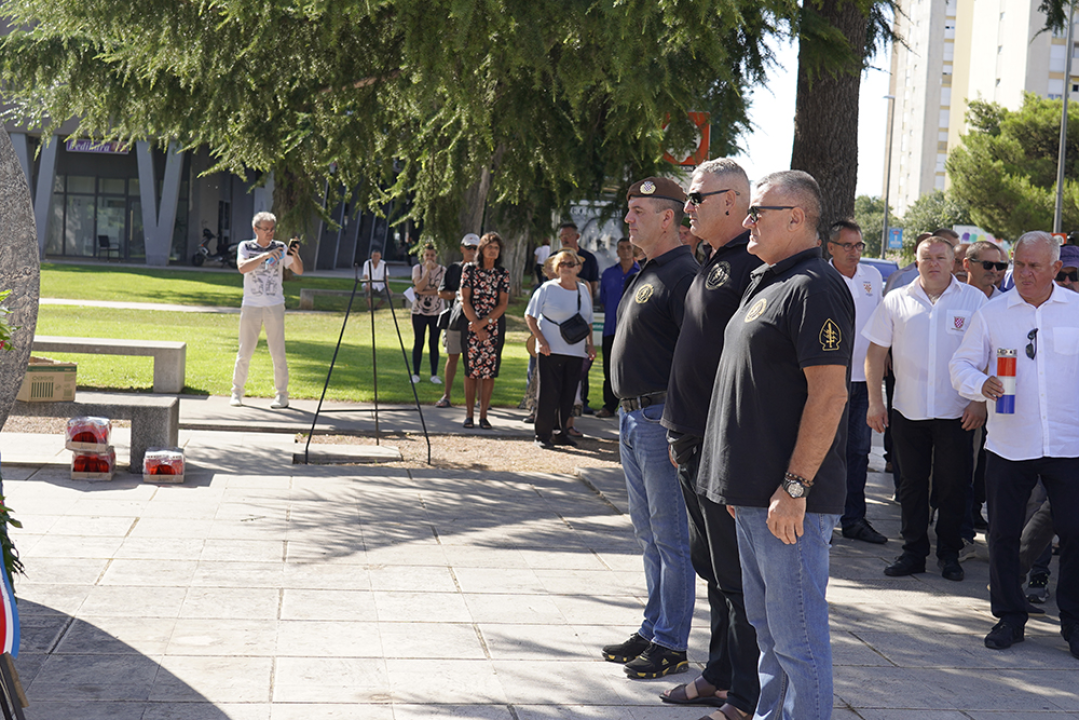 Položeni vijenci i zapaljene svijeće na Kvanju i Baldekinu