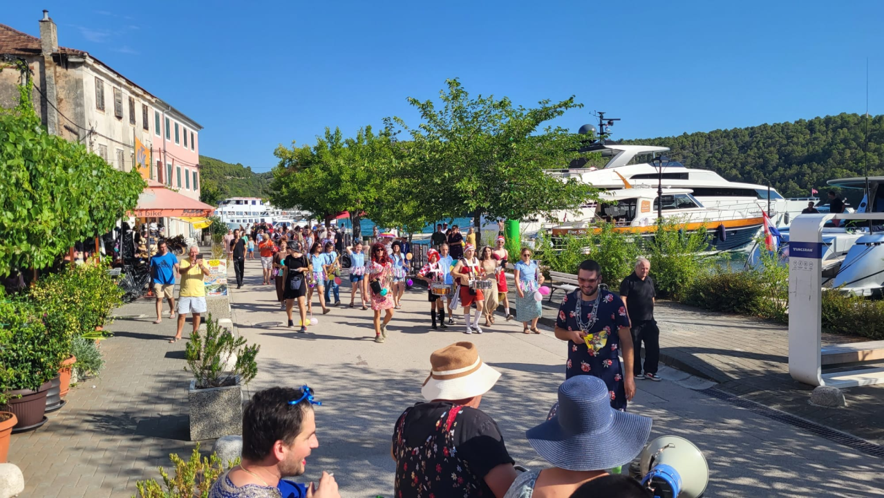 'Stari i mladi' u Skradinu: Od zabave sve je pucalo po šavovima