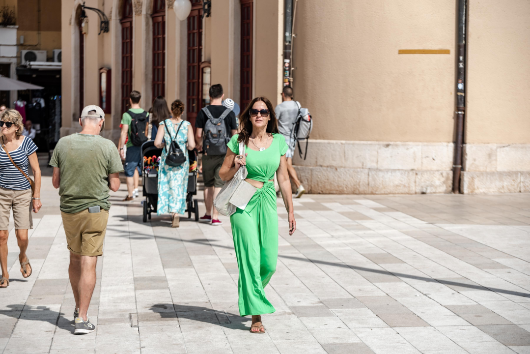 Duge haljine i šareni komadi: Evo što se sve nosilo ovih dana u Điru po gradu 
