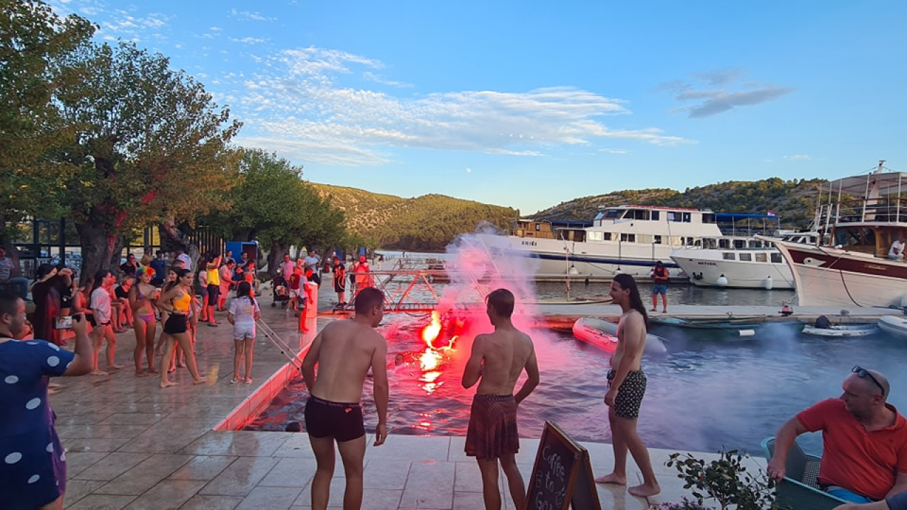 Stari i mladi u Skradinu navukli kostime i odmjerili snage na nogometnom terenu