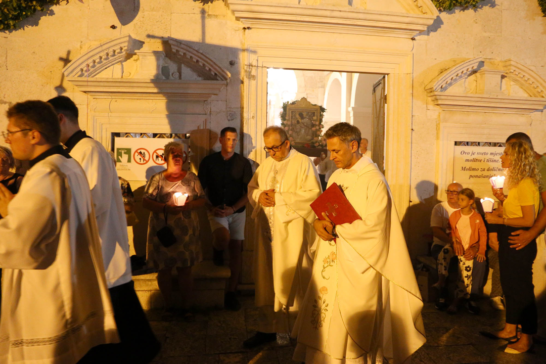 Večer uoči Velike Gospe brojni vjernici hodočastili u Vrpolje
