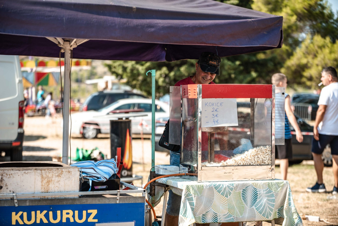 Na štandovima u Vrpolju janjetine nema, ali zato je red preko ceste: 'Tko ima u džepu, taj će i pojesti'
