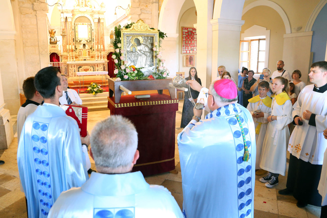 Večer uoči Velike Gospe brojni vjernici hodočastili u Vrpolje