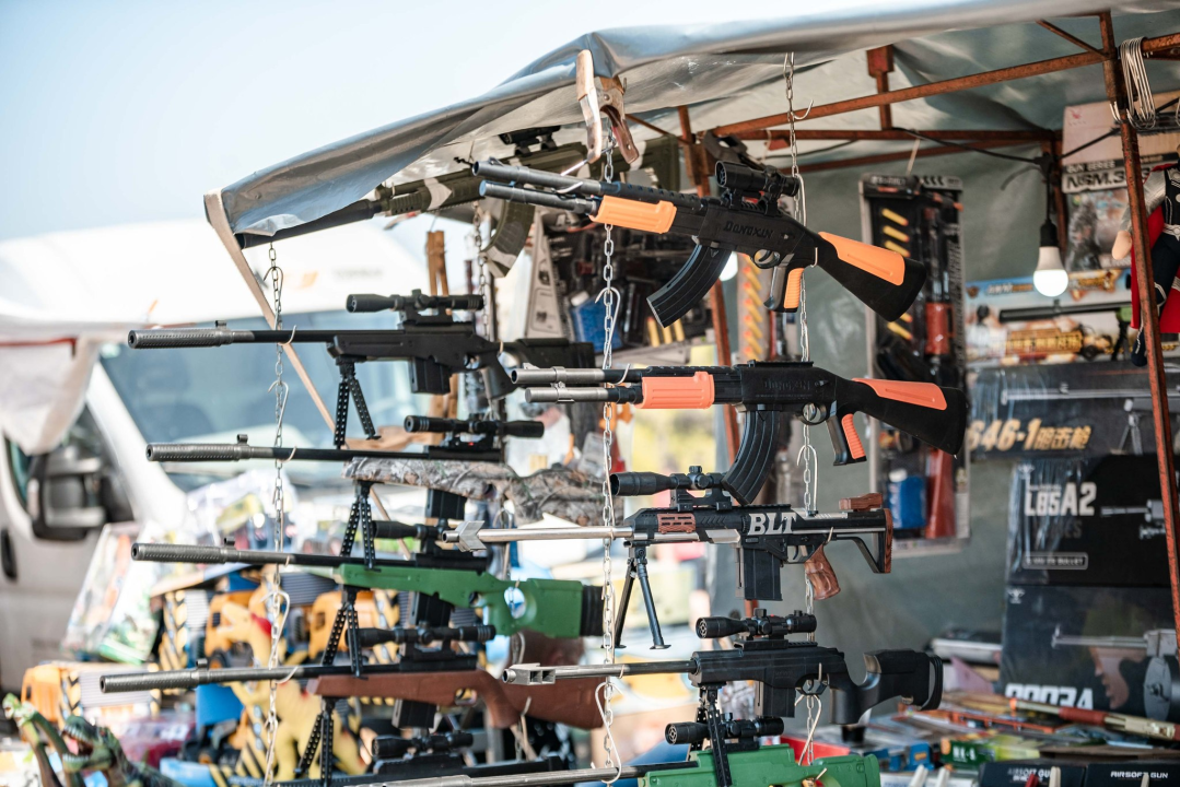 Na štandovima u Vrpolju janjetine nema, ali zato je red preko ceste: 'Tko ima u džepu, taj će i pojesti'